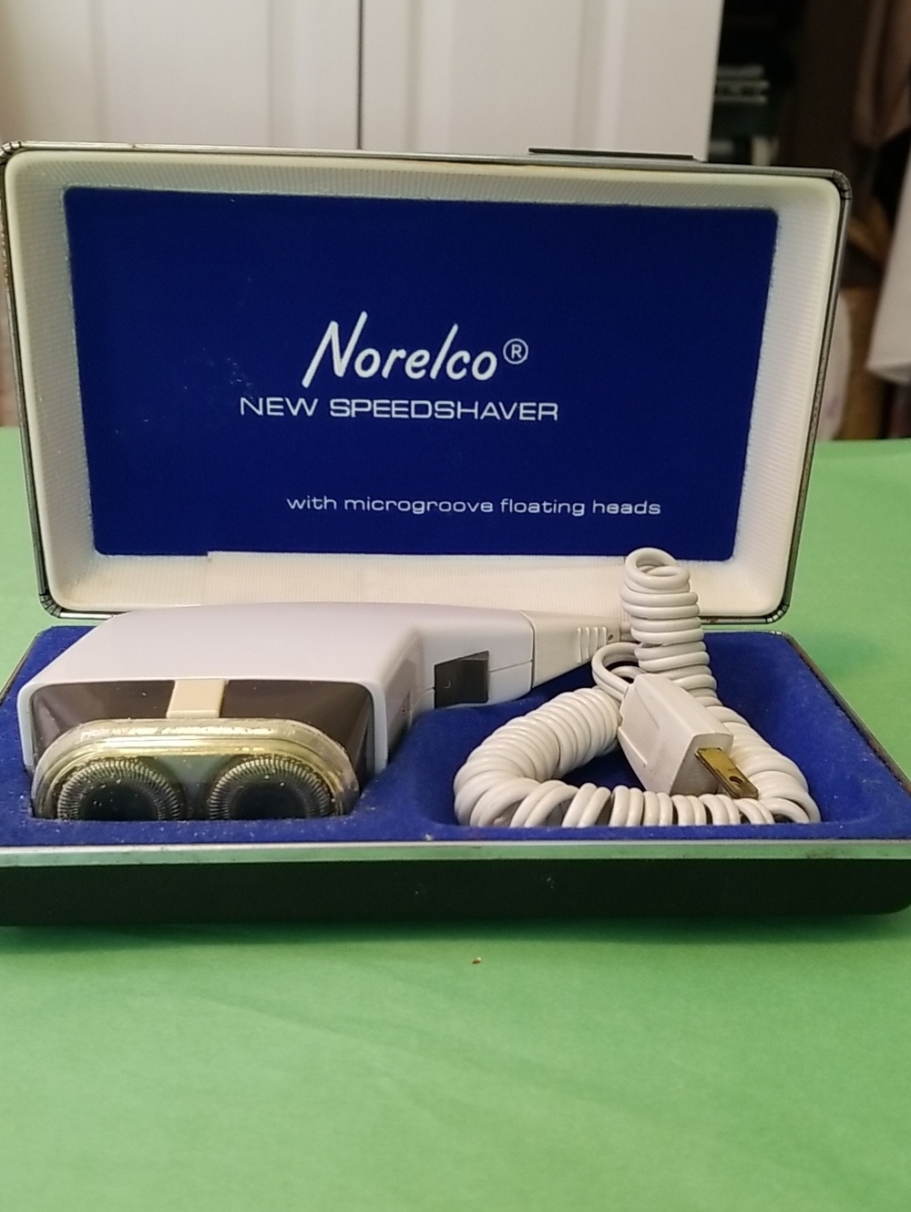 Norelco Vintage (1960's)speedshaver 25 case Is intact Fair Condition